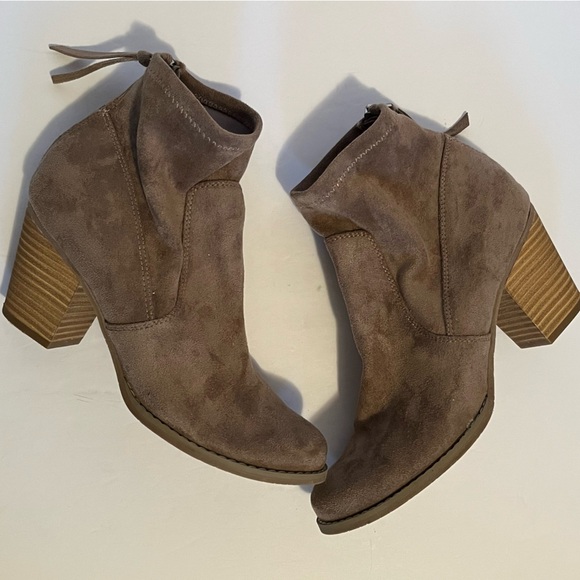 DV8 by Dolce Vita Jonah Stretch Bootie - Picture 11 of 15